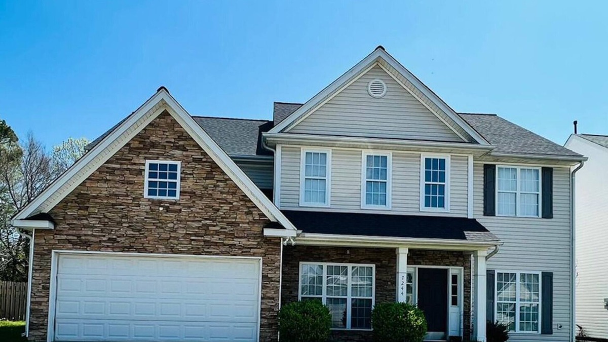 Charlotte House | Spacious Home Near 🚉 , Uptown, 🏈, ⚽, ⚾, PNC Pavilion, 🏁, UNCC & Airport!