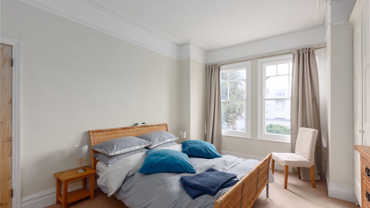 Shaftesbury Apartment | Spacious home off Clapham Common in residential street, 3 x bedrooms, terrace,