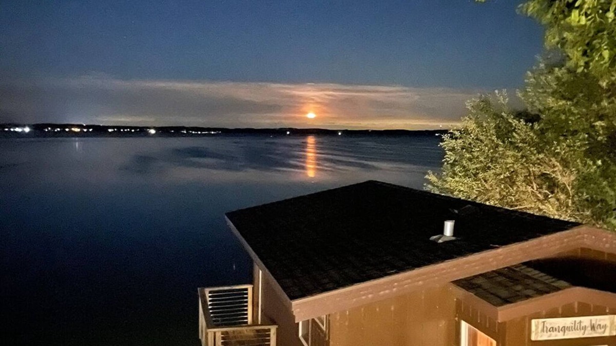 Stoughton House | Spacious Home on Lake Kegonsa