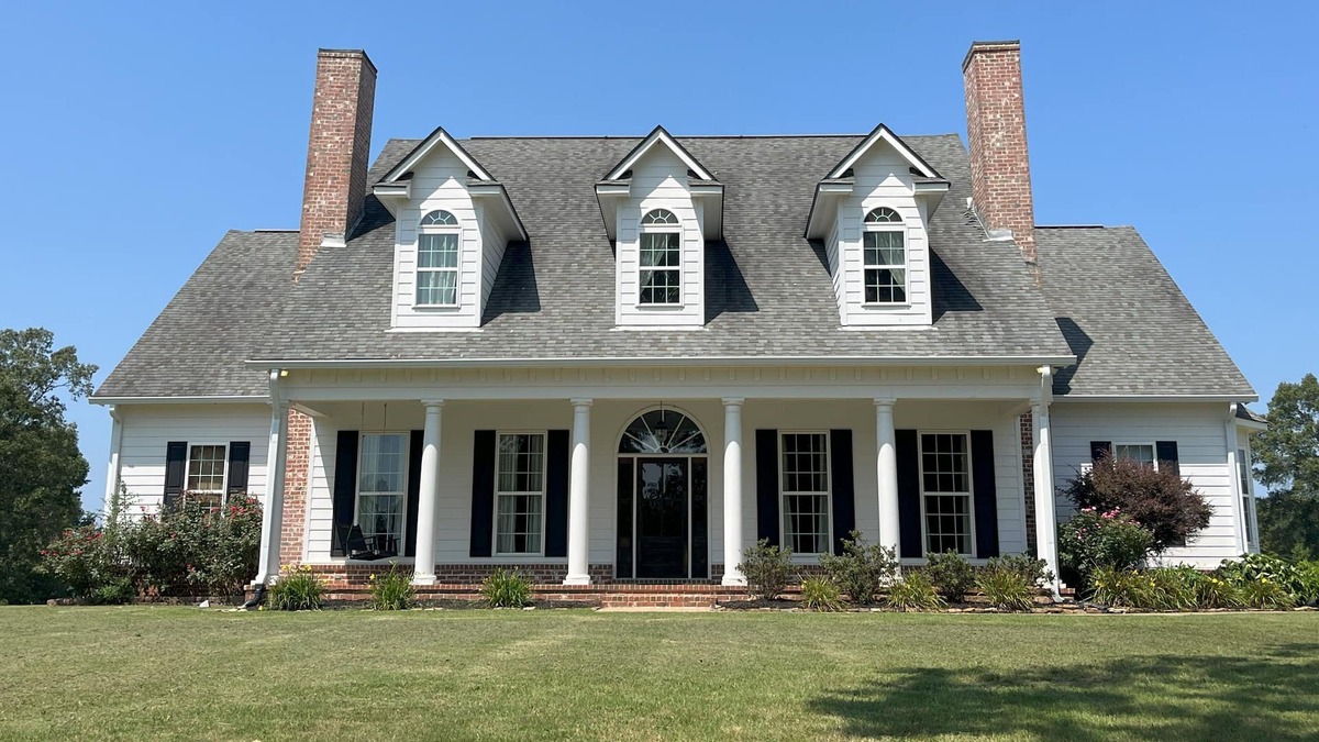 Independence House | Spacious home situated on large family farm - equal distance to Memphis & Oxford