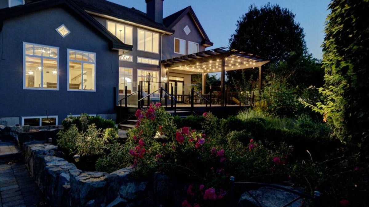 Surrey House | Spacious Home, sleeps 22, Pool, Hot Tub, Gym, Office, Theatre, Shuffle Board