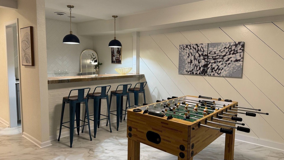 Raleigh House | Spacious Home - Sleeps 8-10! Minutes to North Hills