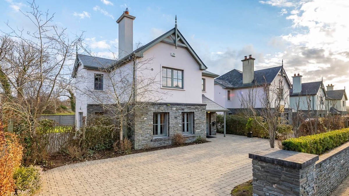 Kenmare Condo | Spacious home to sleep 8 just a short stroll from Kenmare