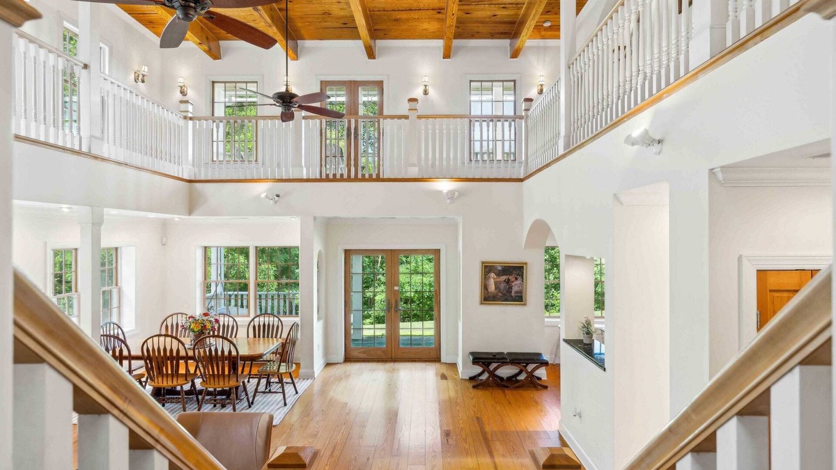 Hood House | Spacious Home with Foosball, PingPong and Gym