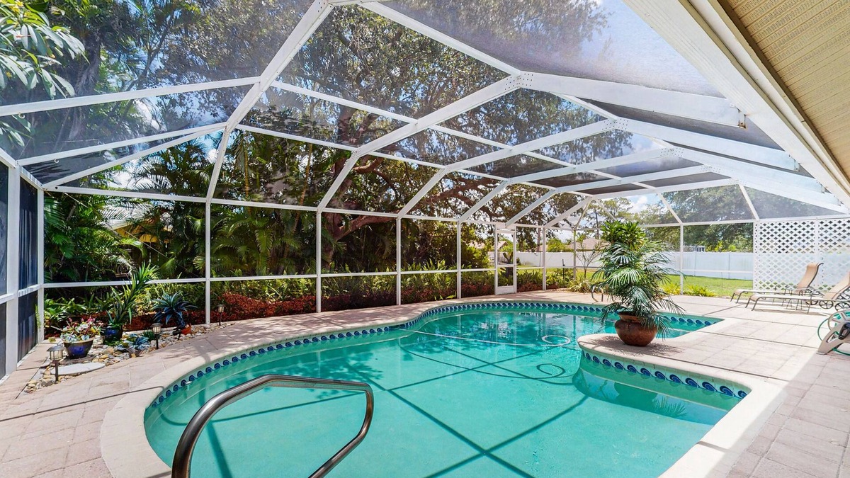 Biggar House | Spacious home with heated pool, WiFi, washer & dryer, and lanai
