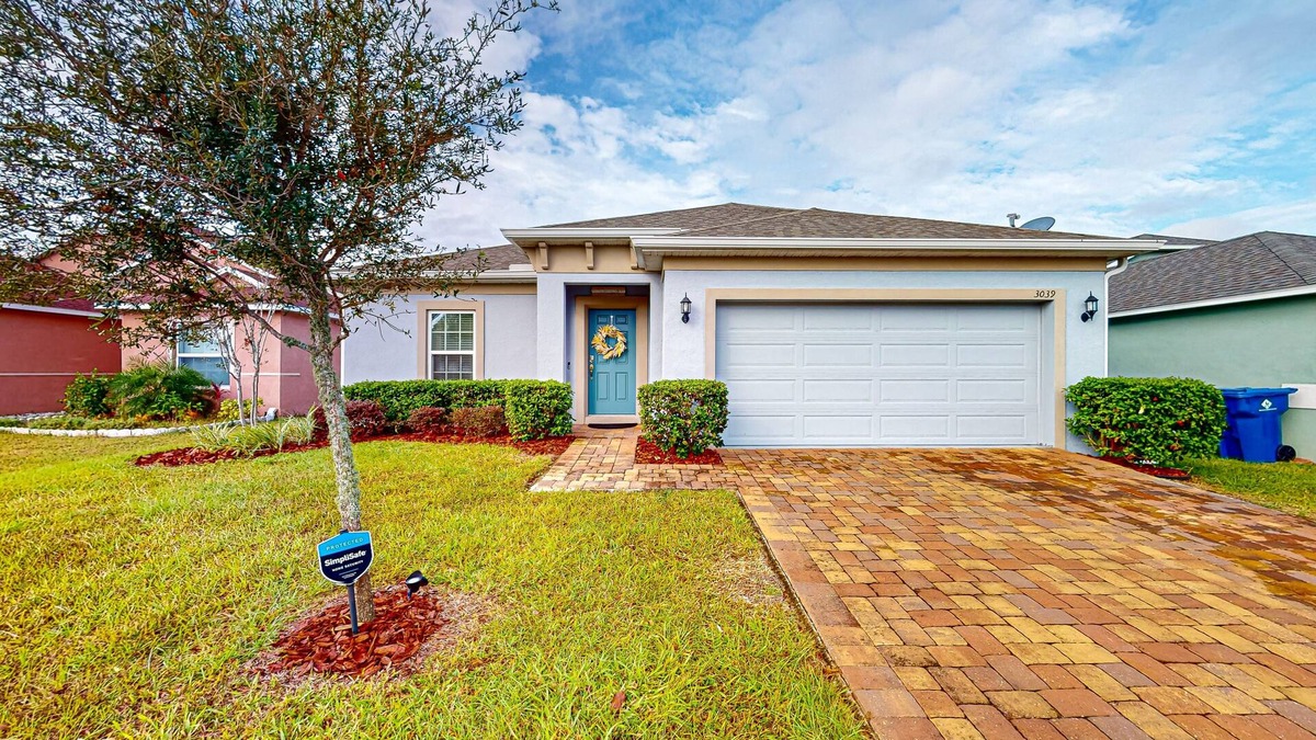 Groveland House | Spacious home with private washer/dryer, WiFi, enclosed yard, and gas grill