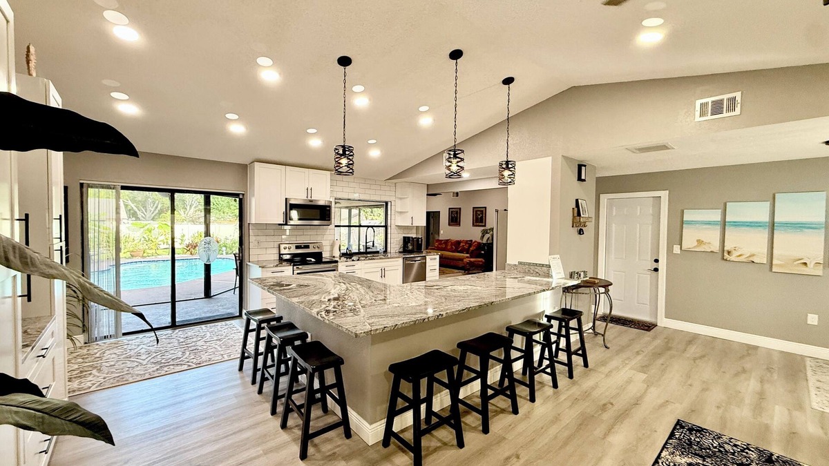 Seminole House | SPACIOUS home with private POOL 5 mins to beach! Close to everything!