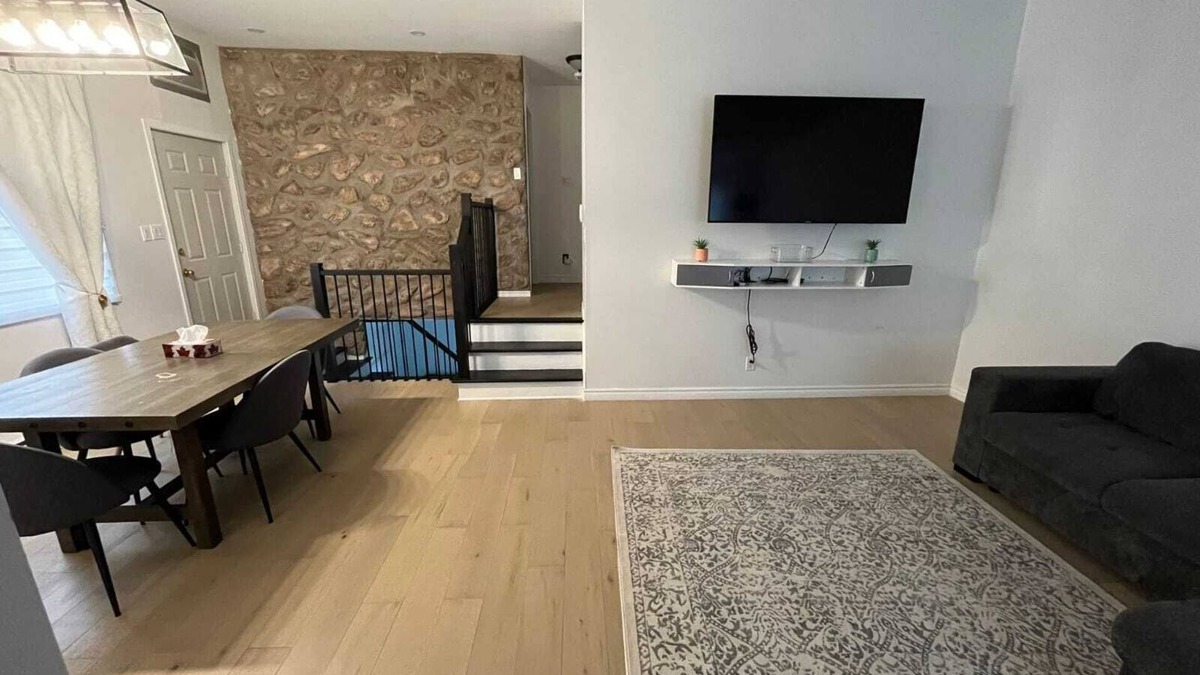 Laval House | Spacious Home with Private Parking, Close to the Mall, Airport and Highways.