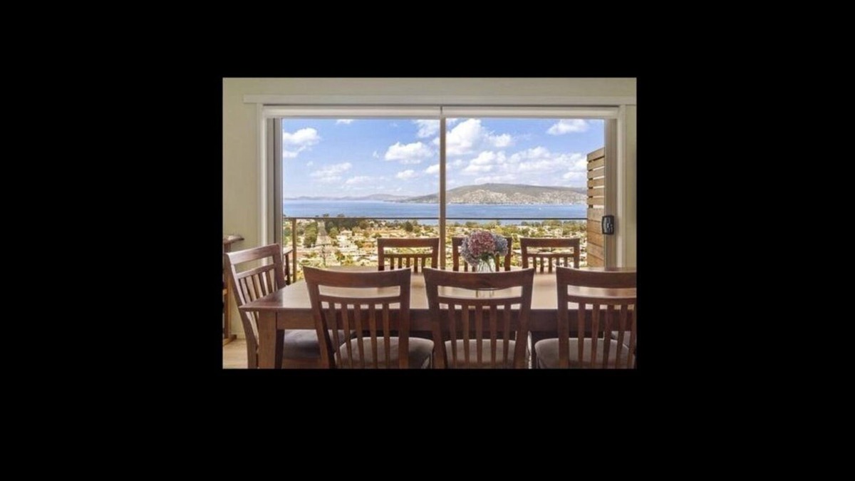 Bellerive House | Spacious Home With Spectacular Water Views