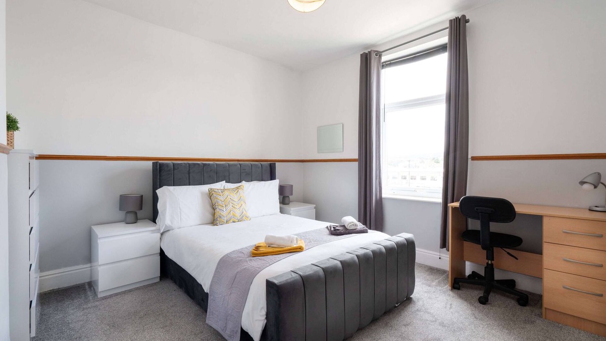 Sheffield House | Spacious & Homely, 4 BR, Parking, Close to Centre
