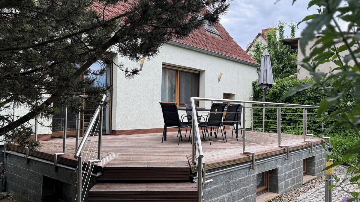 Herbsleben Cottage | Spacious house by the river