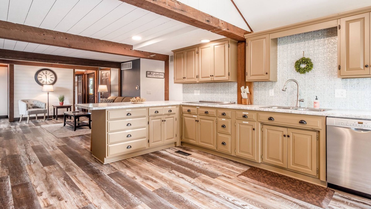 Cambridge House | Spacious House minutes from the Wilds & AEP Public Hunting w/hot tub & fireplace