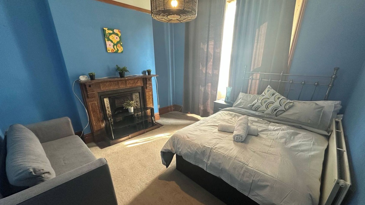 Walsall House | Spacious House- Parking, Garden & Central Location