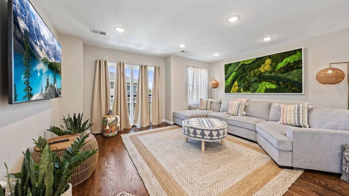 Elizabeth House | (Spacious House – Sleeps up to 8+ guests | Near Airport & City)