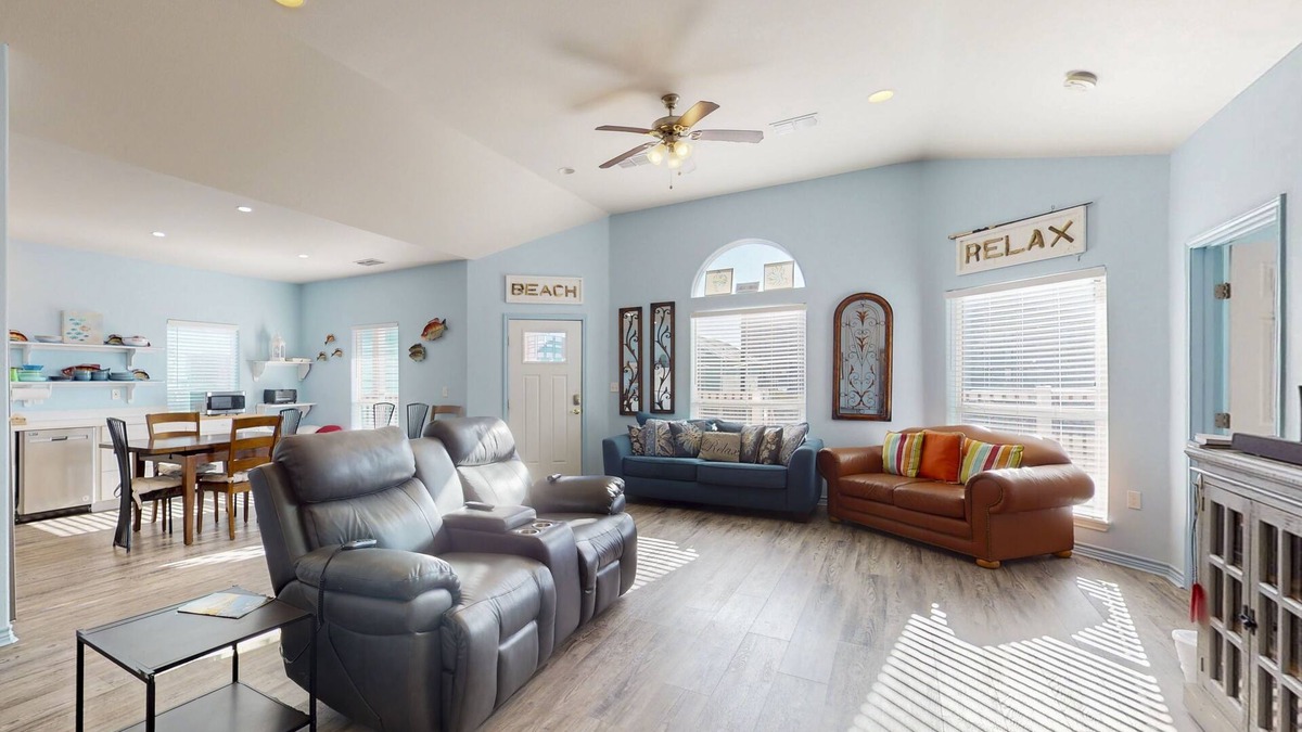 North Beach House | Spacious house with full kitchen, TVs, WIFI, balcony, near the beach