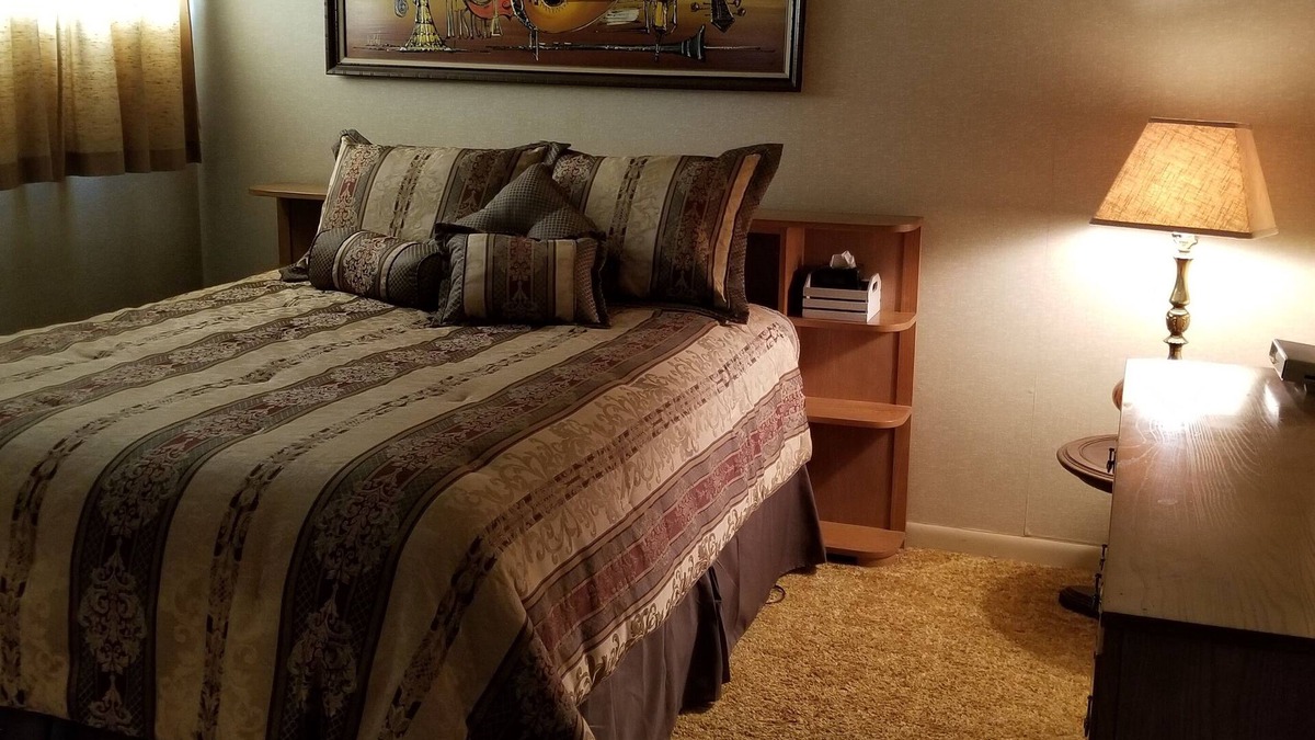 Breckenridge House | Spacious house with Wifi - only 10 minutes from Hubbard Lake.
