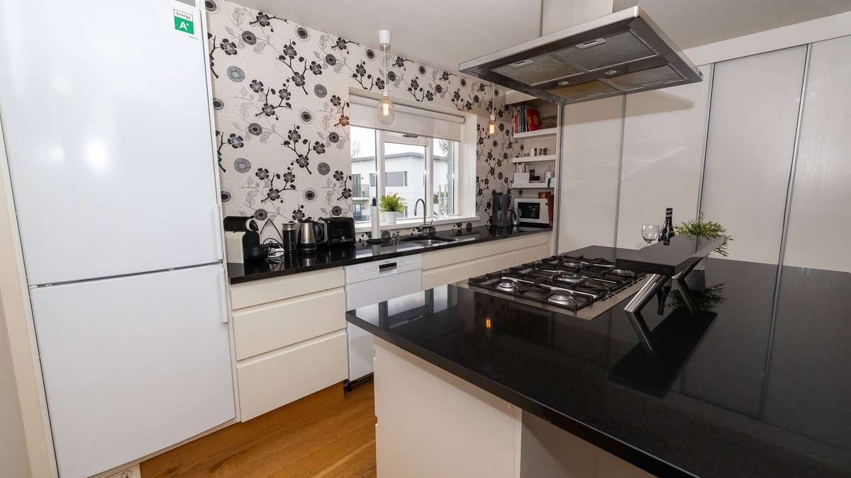 Akureyri House | Spacious House with 2 Apartments - 2 min from Downtown Akureyri!