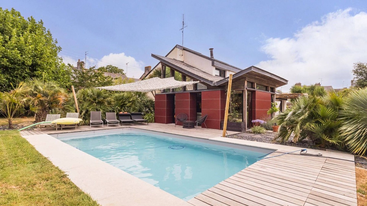 Nozay Cottage | Spacious house with heated pool, pets allowed