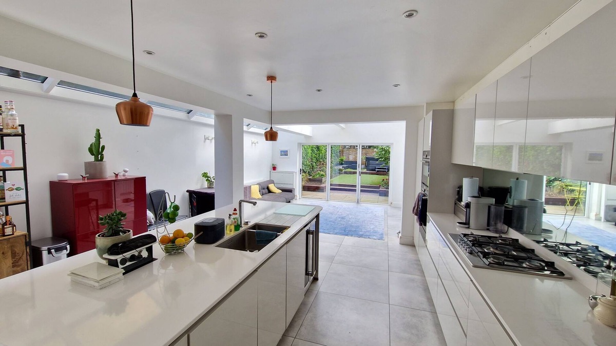 Larkhall House | Spacious House with Hot Tub, Gym, BBQ, Workspaces