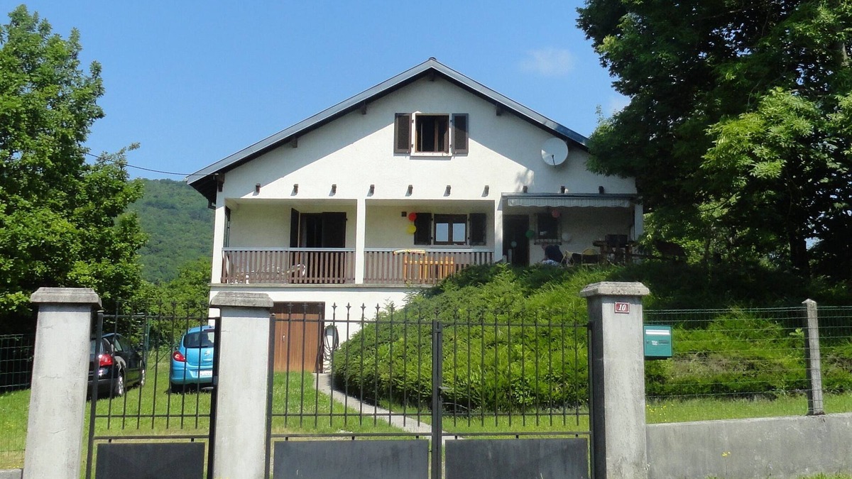 Cernon House | Spacious house with large fenced garden