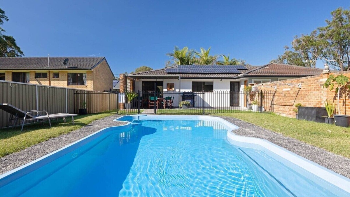 Wyongah House | Spacious House with Pool - 5 min walk to Lake