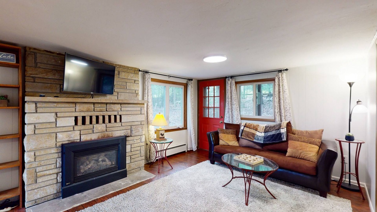 Swanton Cottage | Spacious House with private hot tub, fire pit and free WIFI