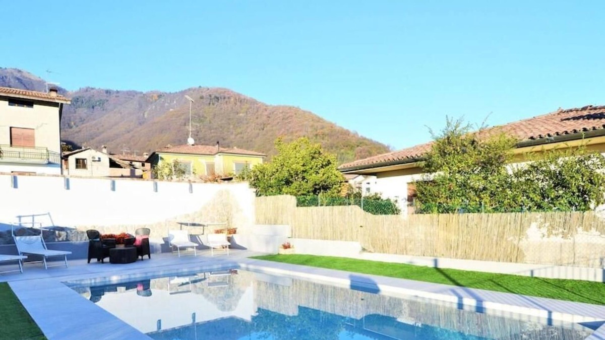 Miane House | Spacious house with (shared) pool, between Venice and The Dolomitet