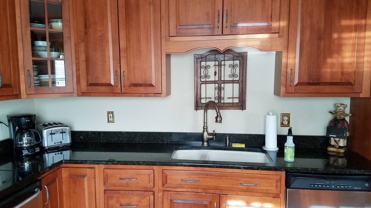 Malvern Apartment | Spacious in-law suite with kitchen and private entrance