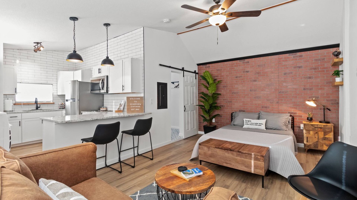Riverview Apartment | Spacious Industrial Style Guesthouse