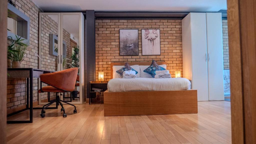Cathedrals Apartment | Spacious, Industrial, Zone 1, 2 Bed Central London