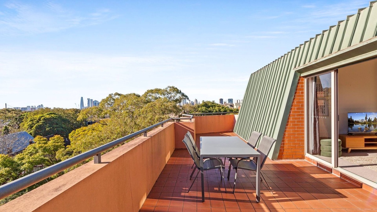 Camperdown Apartment | Spacious Inner-West 2-Bed with Alfresco Dining