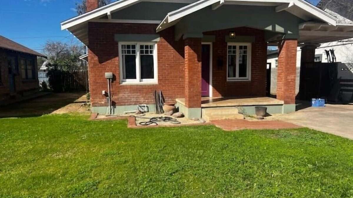 Coronado House | Spacious & Inviting Bungalow near Downtownn