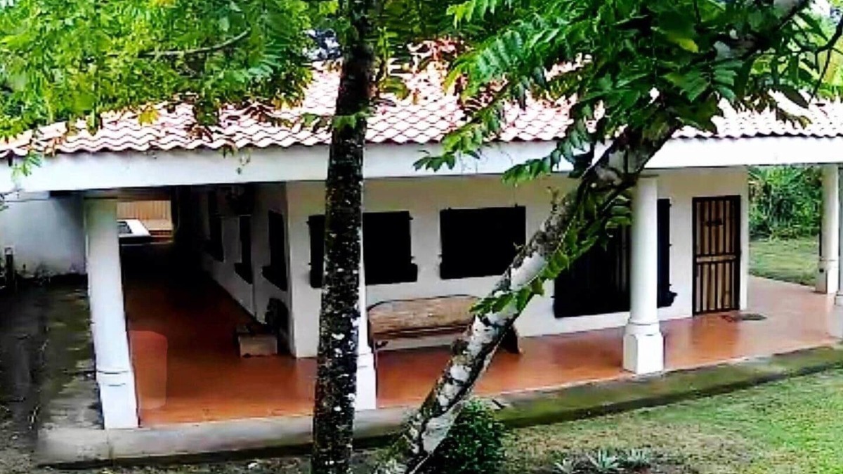 Parrita House | Spacious Isla Palo Seco Pool home minutes to the sand!