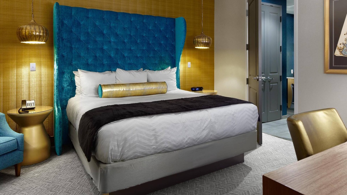 Whitehaven Hotel | Spacious Junior Living Room -Outdoor Pool -Gym -Restaurants -Airport Shuttle