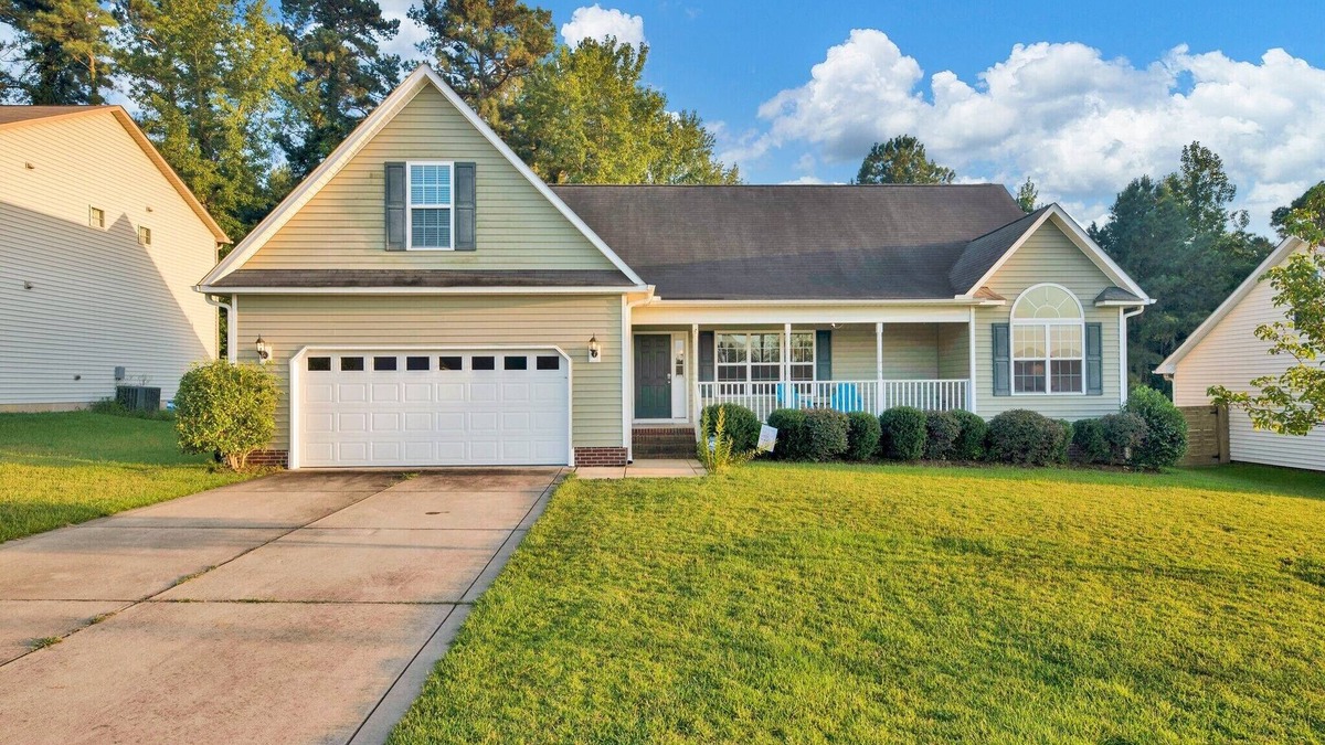 Pine Forest House | Spacious 🏠 Just Minutes From Fort Liberty and Methodist University!