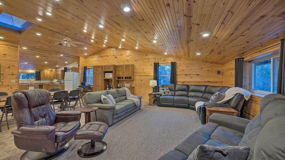 Partridge House | Spacious Kansas Retreat: On-Site Disc Golf!