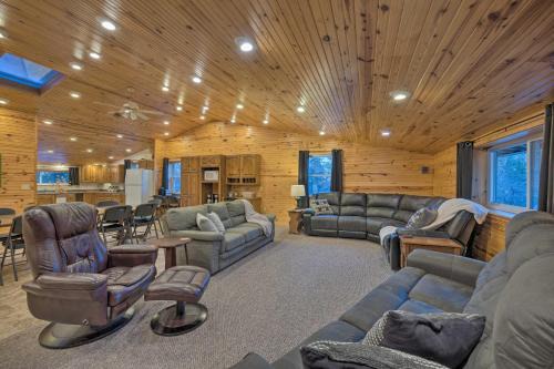 Partridge House | Spacious Kansas Retreat On-Site Disc Golf!