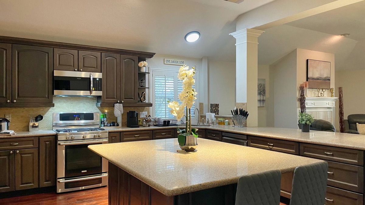 Katy House | Spacious Katy near Houston IH-10 70inTV 3 Desks Work Business Sleeps 16 Hwy99