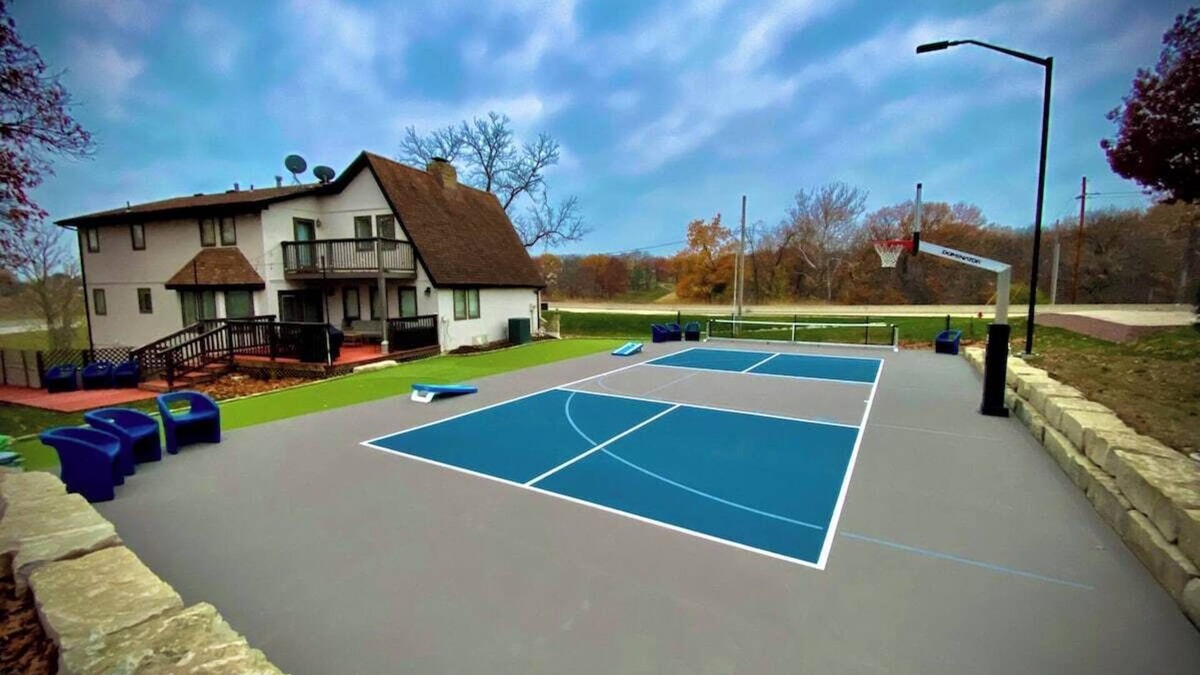 Edwardsville House | Spacious KC Home - Pickleball, Mini Golf, Gym, Luxurious Bathrooms, Swim Spa