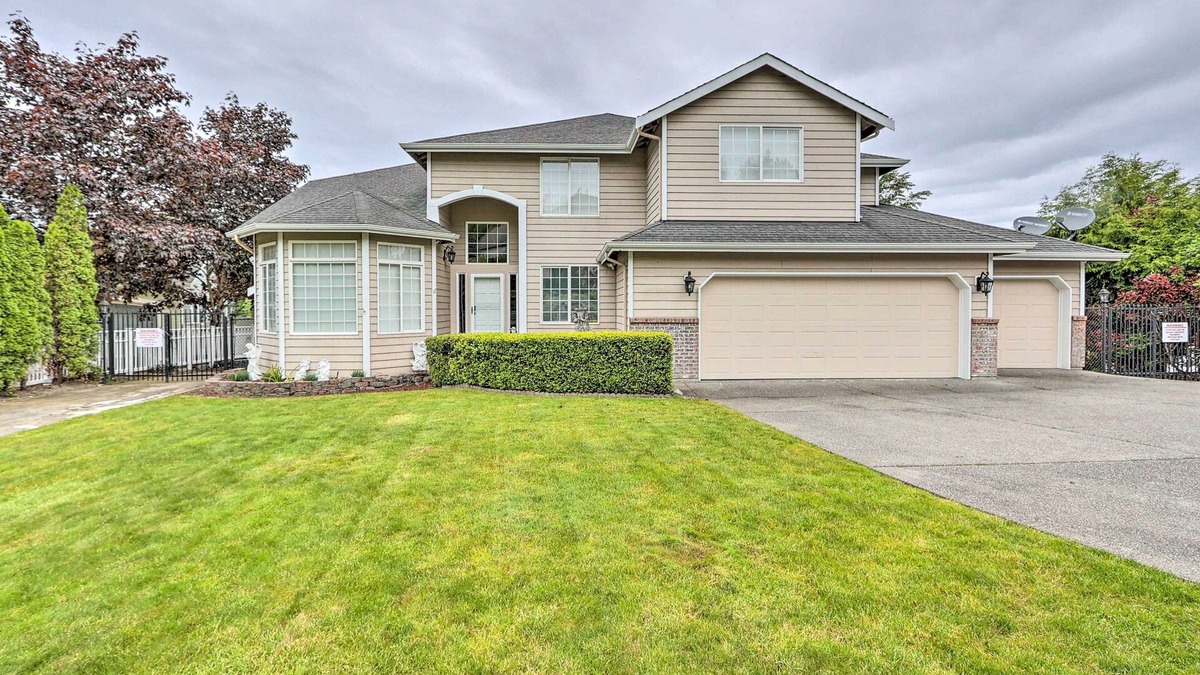 Kent House | Spacious Kent Home: Great for Large Families!