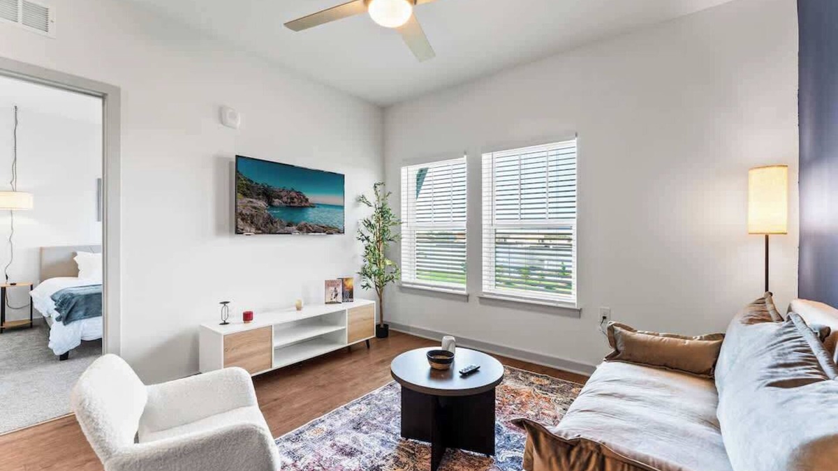 Bay Lake Apartment | Spacious King Retreat w/Gym, Pool. Close to Parks
