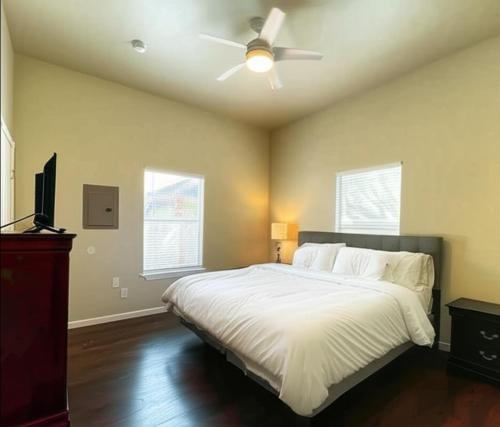 Five Points House | Spacious King Suite with Private Bath - Central, 10 Min Downtown Access