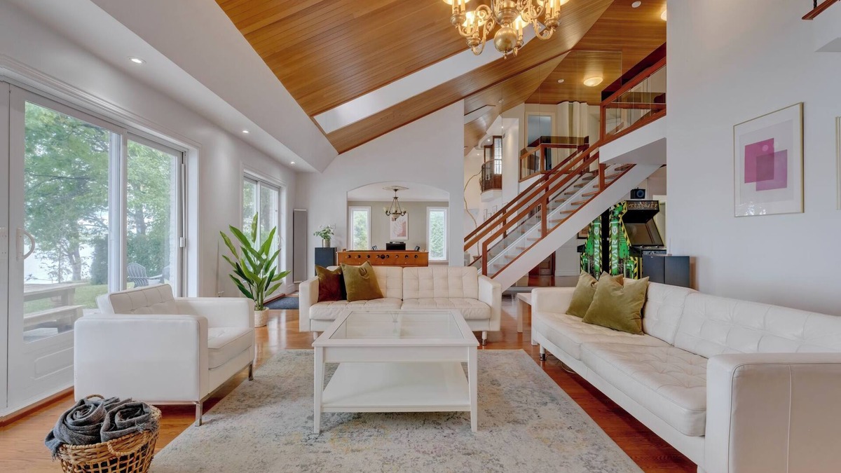 Venise-en-Quebec Villa | Spacious Lakefront Champlain lake with SPA
