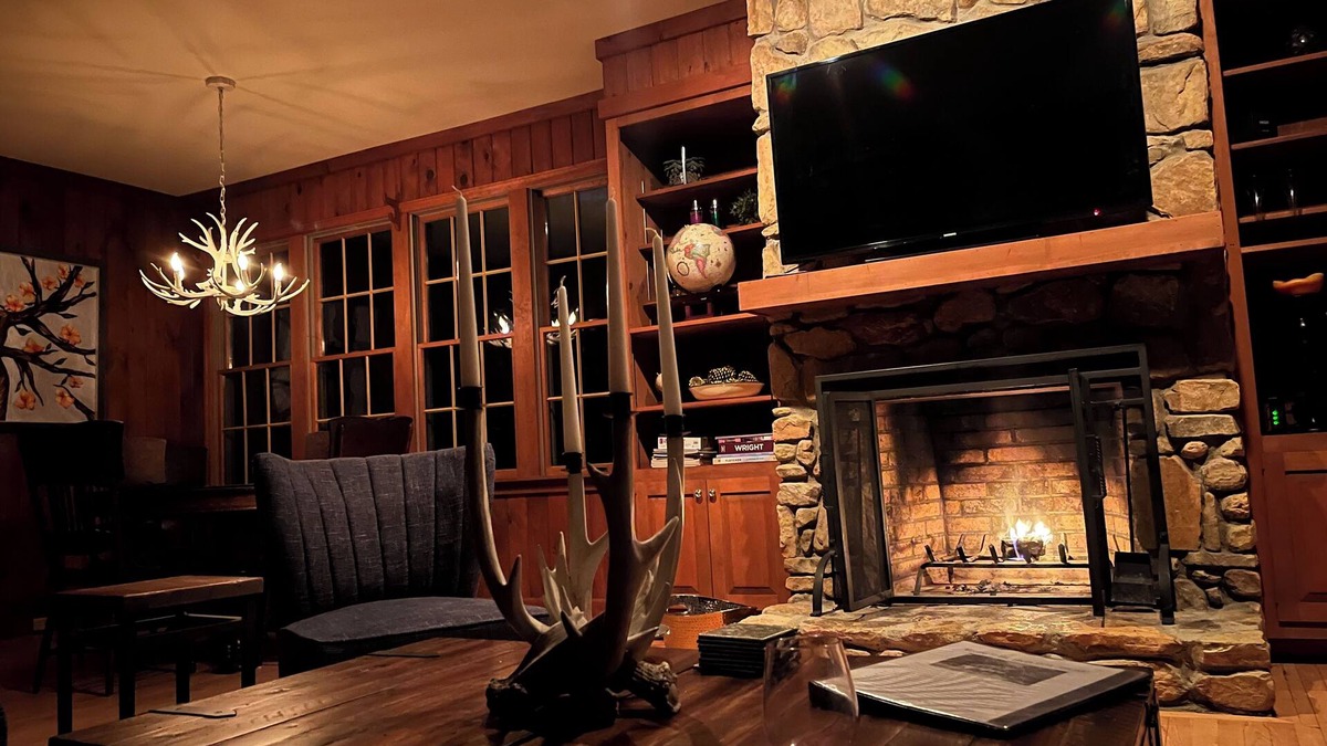 Landrum House | SPACIOUS LAKE LANIER LAKE HOUSE RETREAT WITH TESLA CHARGING 25 MIN FROM TIEC