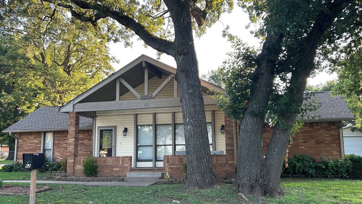 Adair House | Spacious Lake View with Chef's Kitchen! Two minute walk to lake.