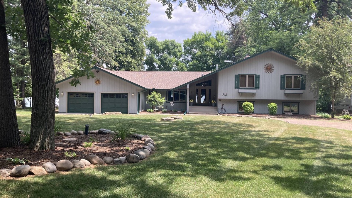 Grantsburg Cabin | Spacious lakefront cabin, perfect for your family get-a-way