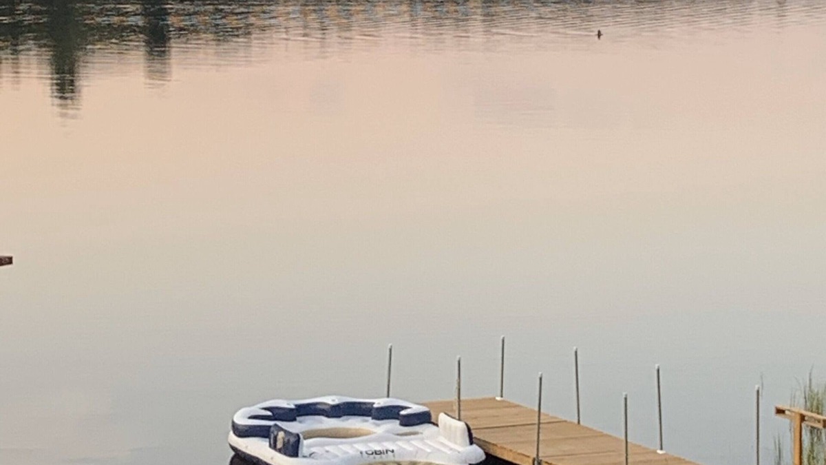 Machar Cottage | Spacious Lakefront family friendly six bedroom cottage on beautiful Eagle Lake.