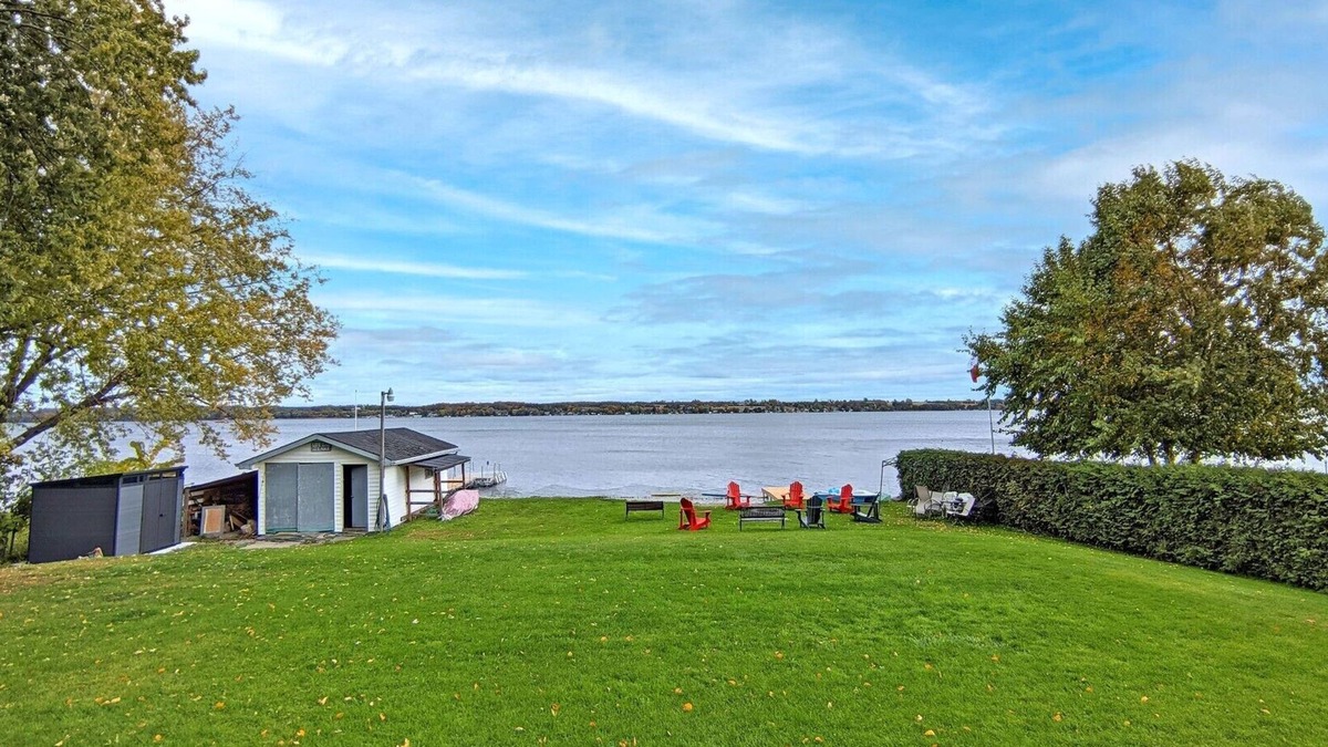 Cameron Cottage | Spacious Lakefront Cottage !