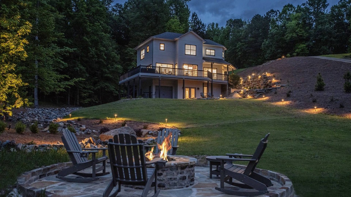 Alexander City House | Spacious Lakefront Escape – 6BR, 4.5BA, Big Yard, Calm Waters