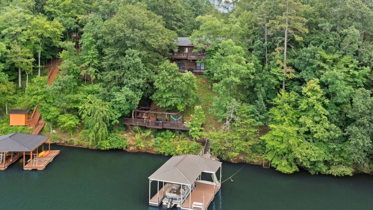 Berea House | Spacious Lakefront *Gem* Pet & Family Friendly